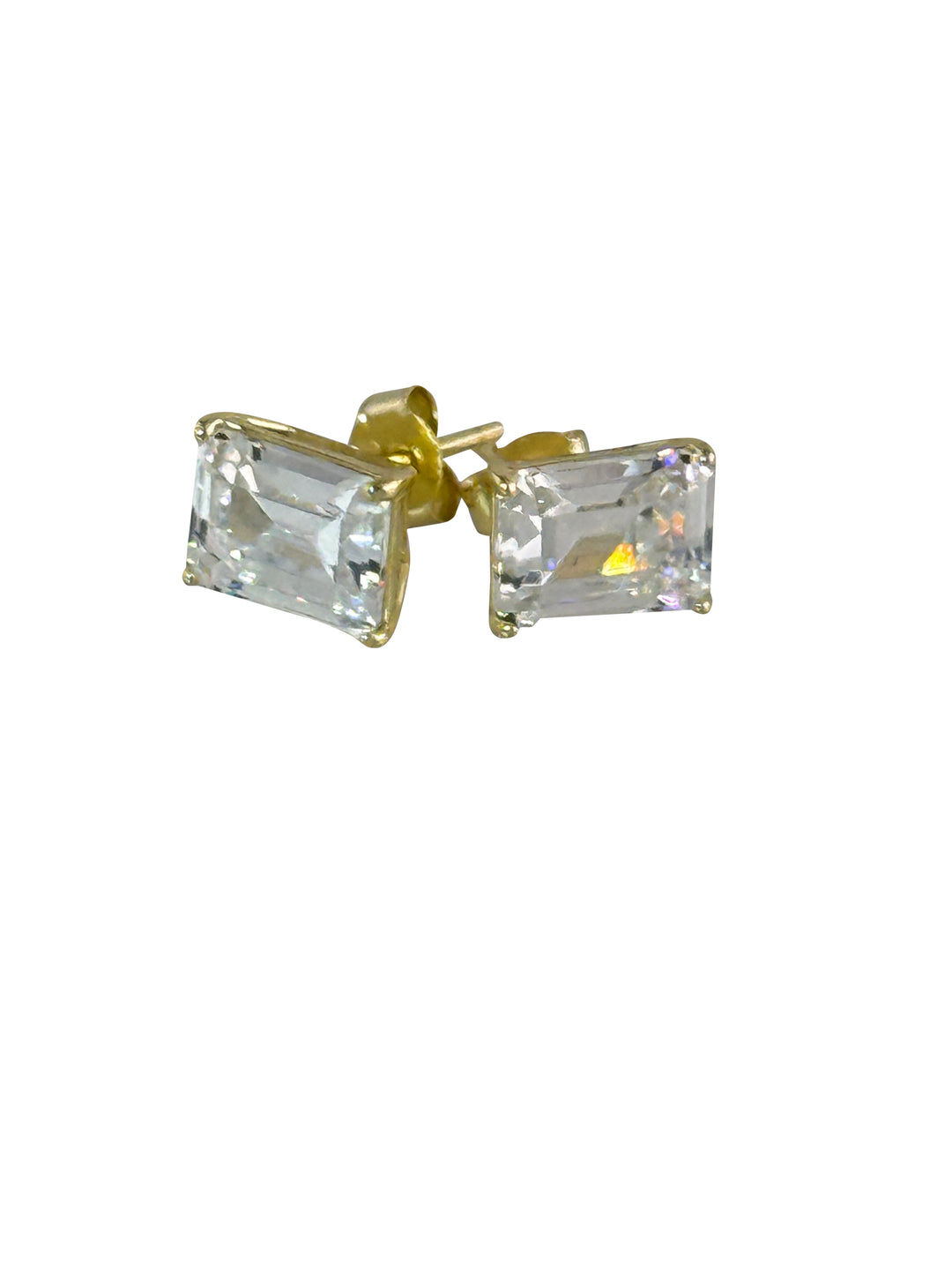 RADIANT CUT DIAMOND STUD EARRINGS.