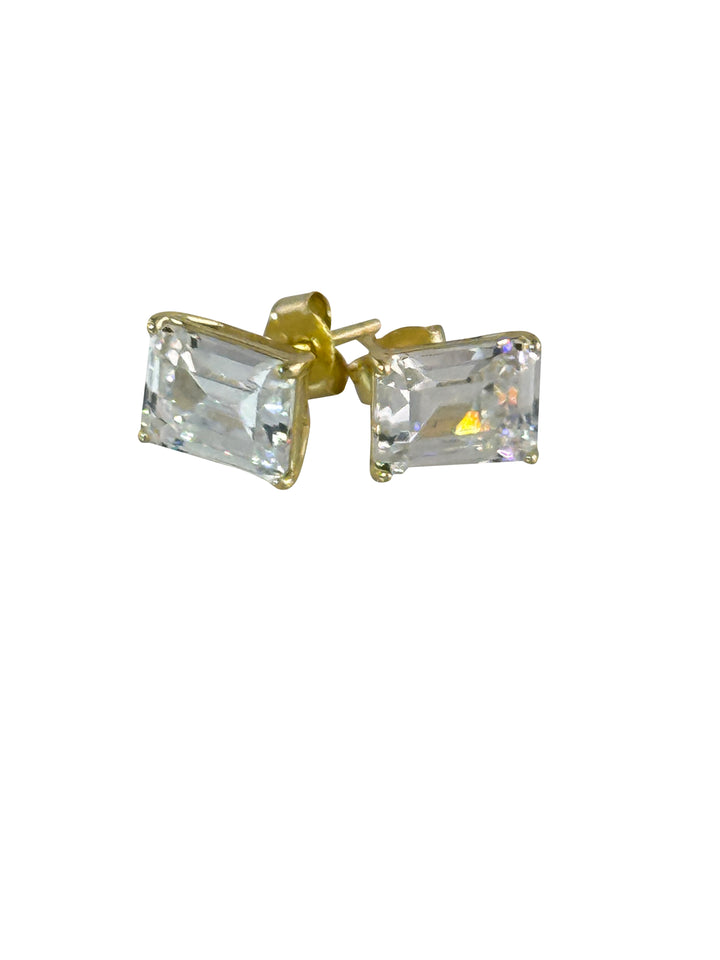 RADIANT CUT DIAMOND STUD EARRINGS.