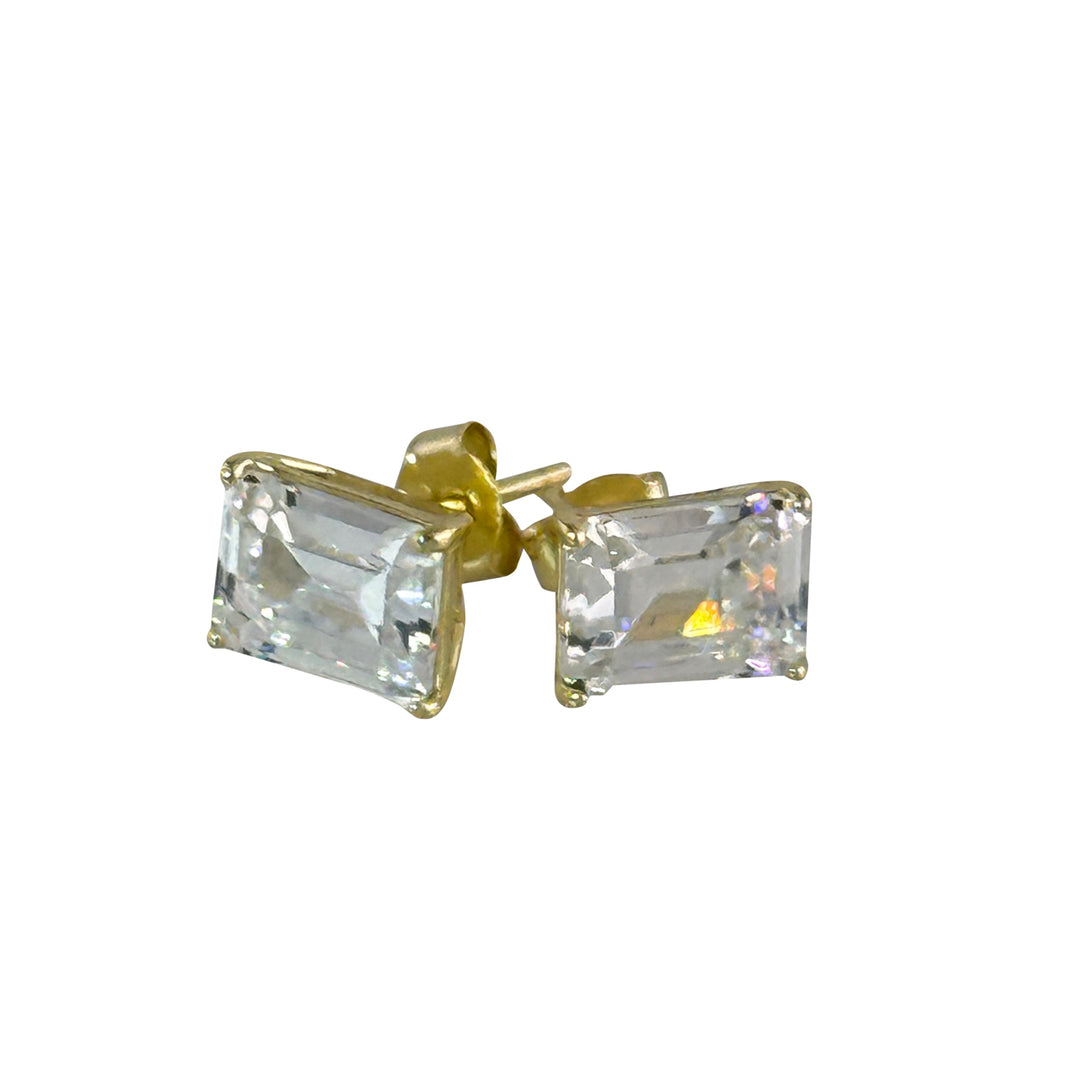 RADIANT CUT DIAMOND STUD EARRINGS.