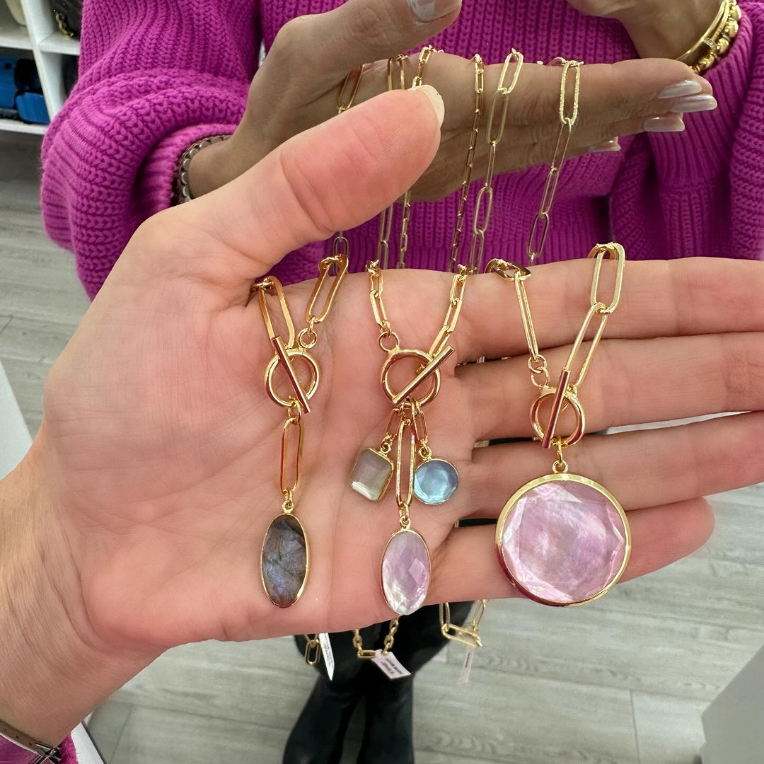 TOGGLE NECKLACE WITH 3 STONES