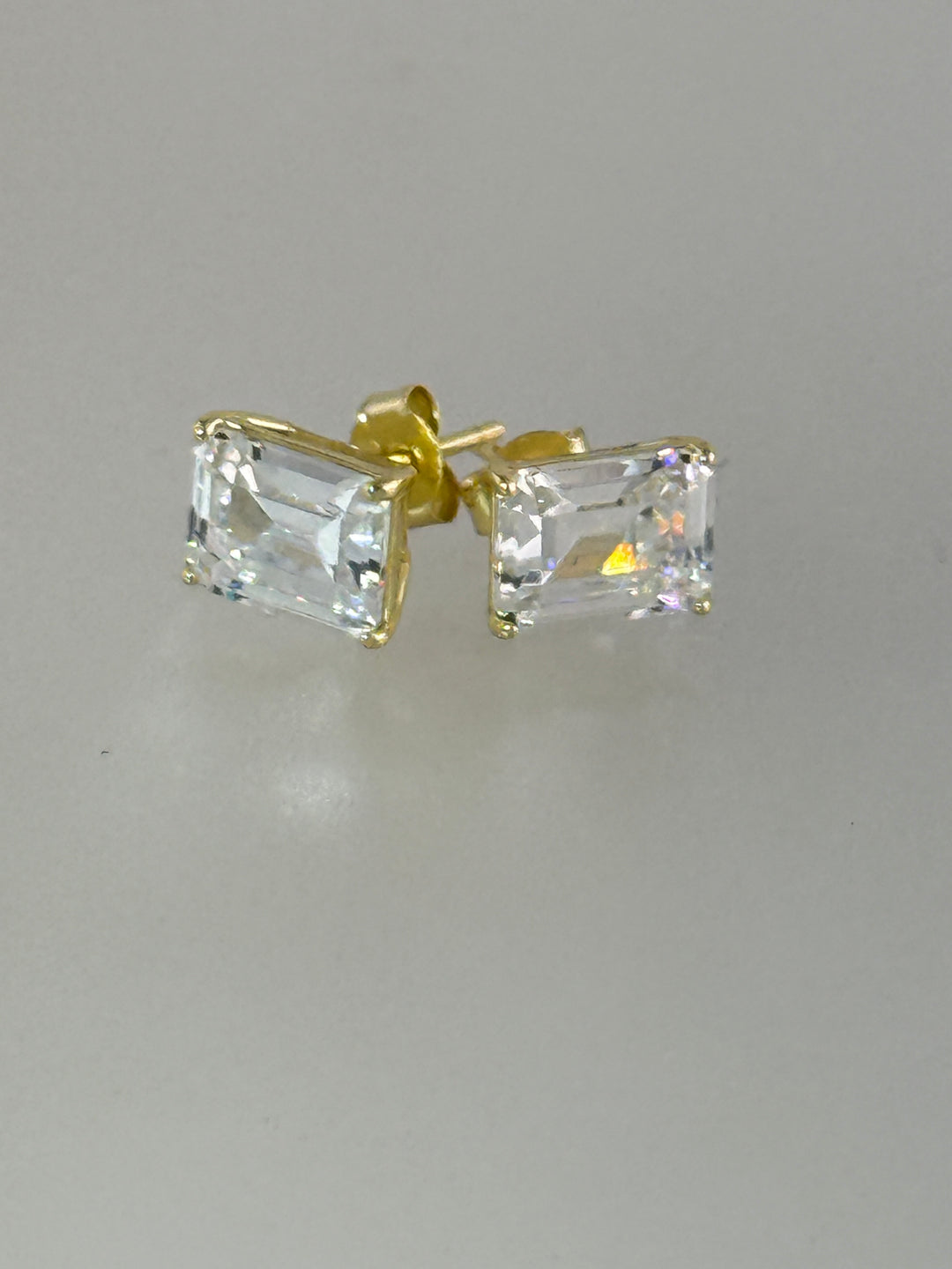 RADIANT CUT DIAMOND STUD EARRINGS.