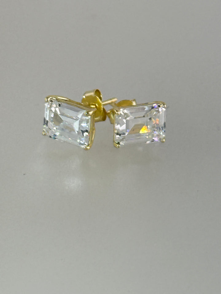 RADIANT CUT DIAMOND STUD EARRINGS.