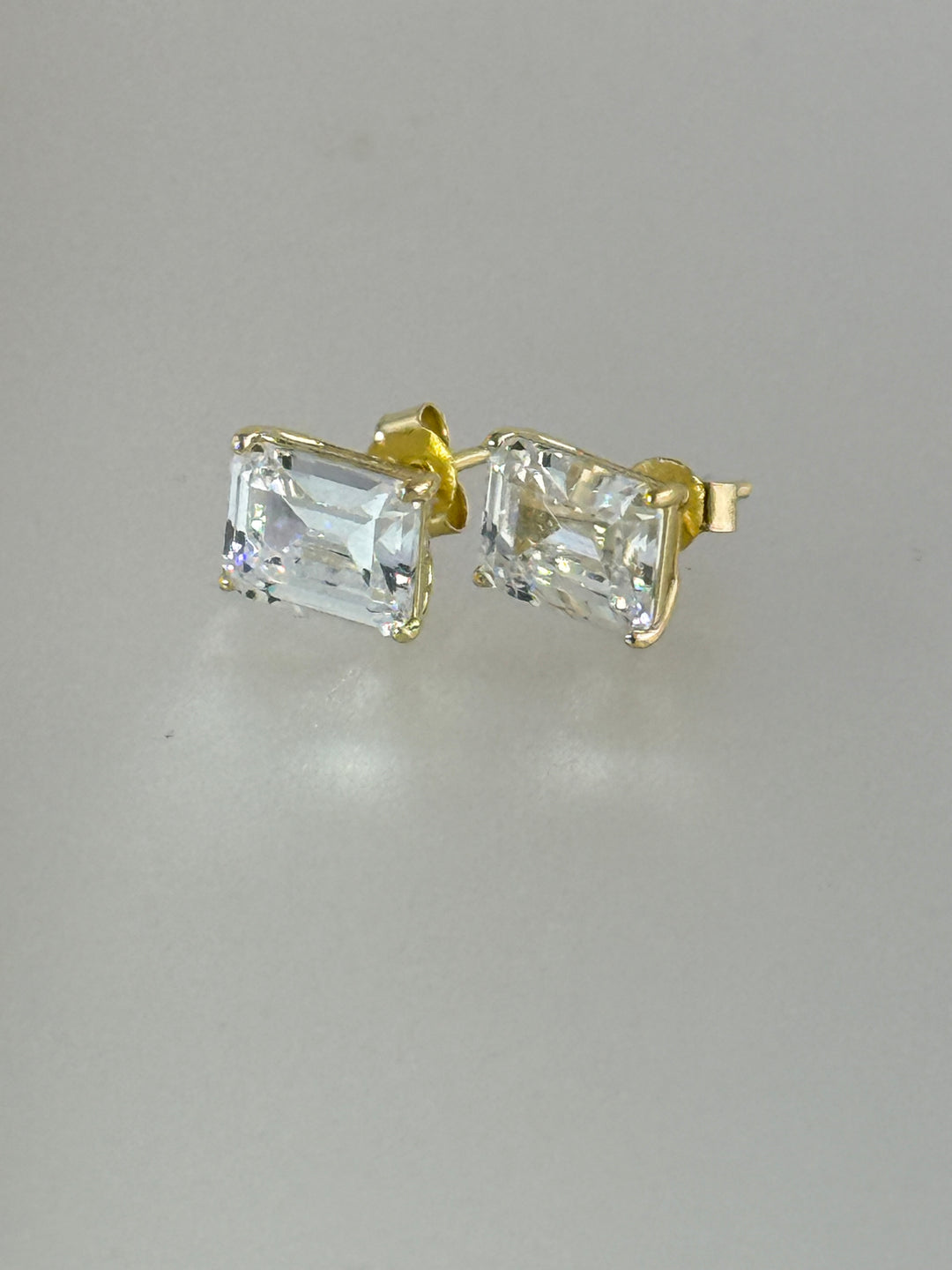 RADIANT CUT DIAMOND STUD EARRINGS.