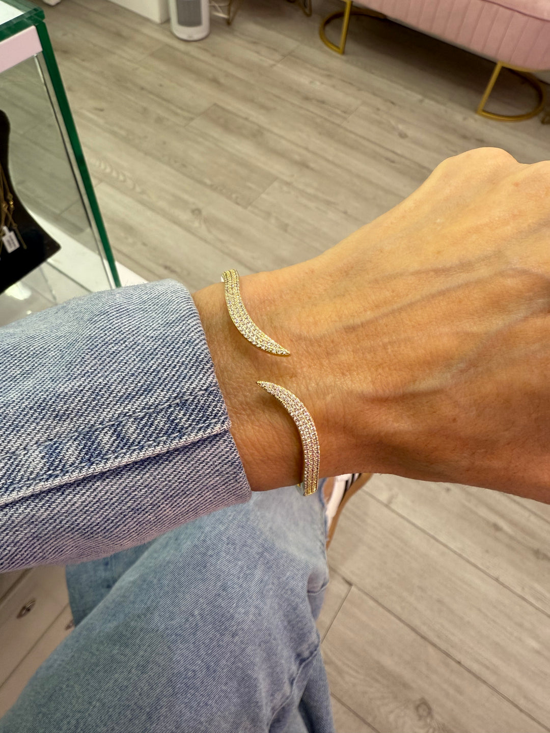 THIN PAVÈ WAVE BANGLE