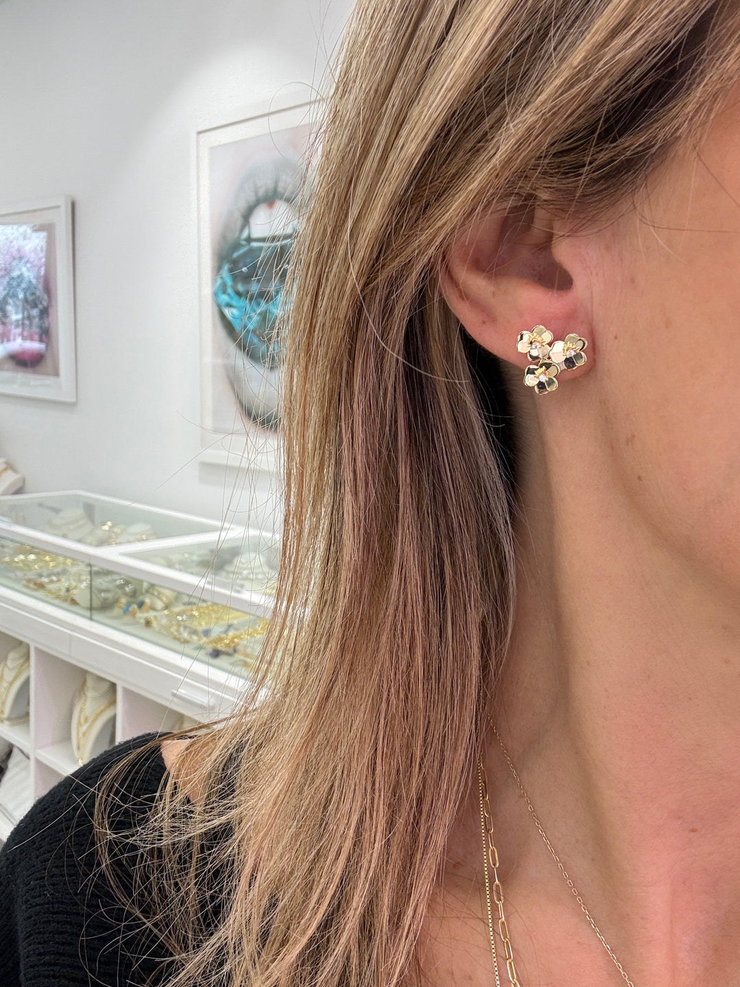 GOLD 3 FLOWER STUD EARRINGS