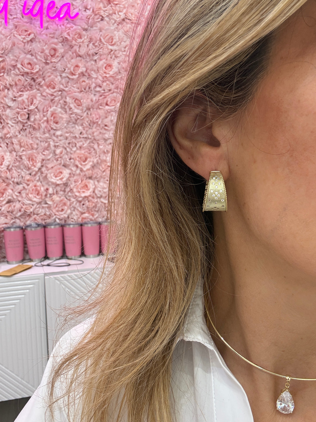 BRUSHED GOLD SCATTERED STONE HOOP EARRINGS