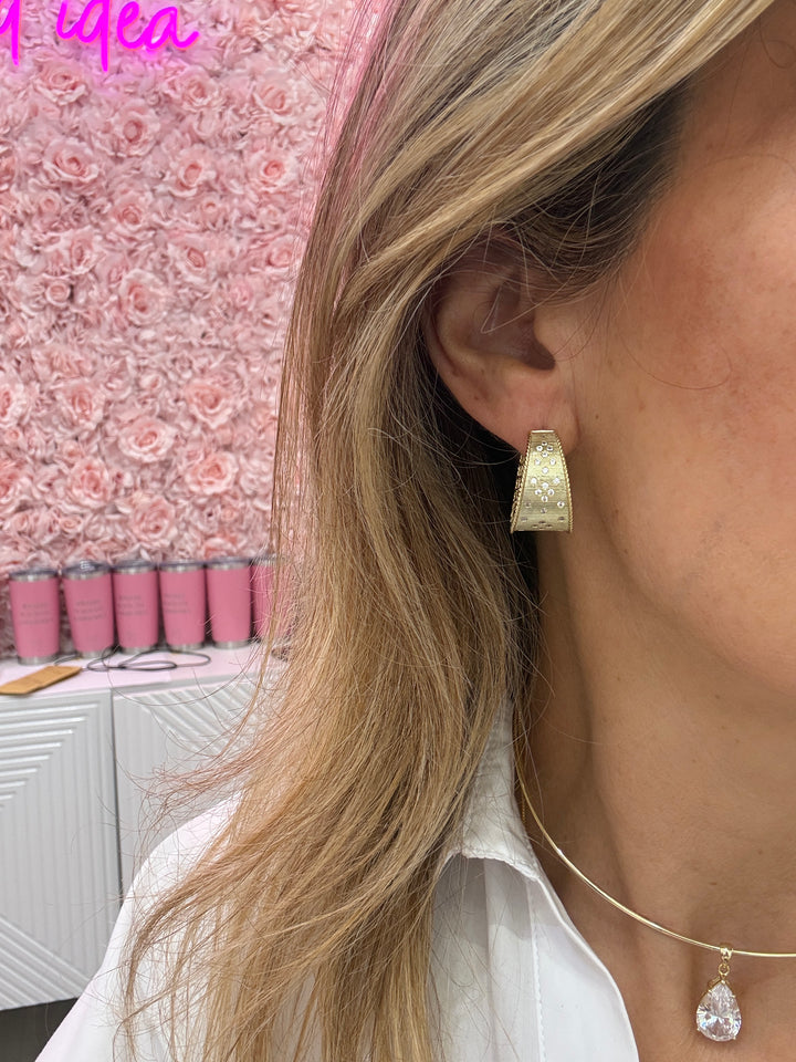 BRUSHED GOLD SCATTERED STONE HOOP EARRINGS